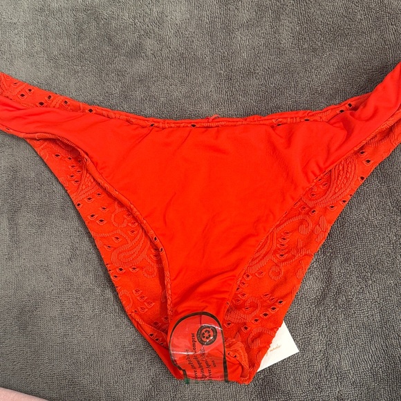 DIPPIN DAISYS Red Eyelet Reversible Bikini Set TOP-SIZE M BOTTOM-SIZE L NWT - Picture 8 of 11